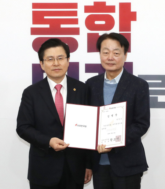 제21대 총선에 불출마를 선언한 자유한국당 한선교 의원이 자유한국당의 비례 위성 정당인 미래한국당의 대표를 맡게 됐다. 사진은 지난해 3월 19일 국회에서 황교안 대표로부터 주요 당직자 임명장을 수여 받는 한선교 의원 모습. 연합뉴스